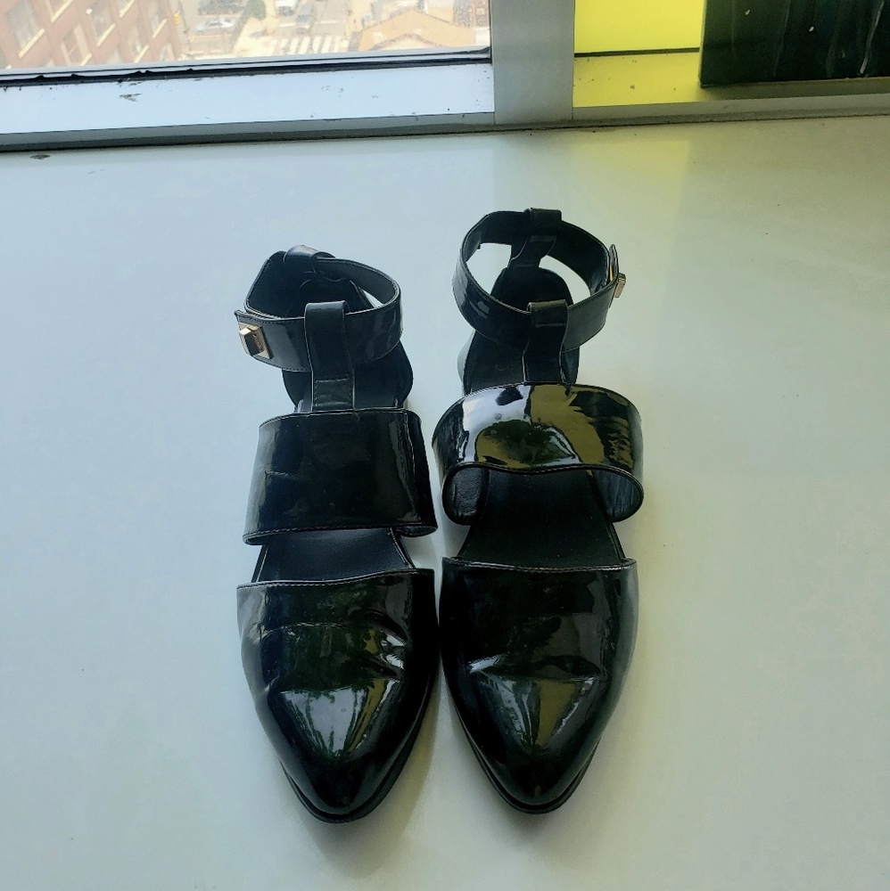 Cut out patent leather sandals